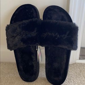 VS PINK slippers ‼️